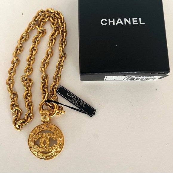 💯 Authentic Chanel Coco Mark Gold Plated 94 A Pendant Necklace W/Box❤️ - Picture 4 of 11